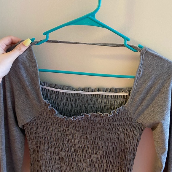 tight, cinched grey shirt - Picture 3 of 3